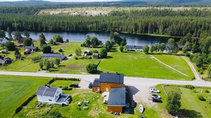 Rena Fish Camp med Rena elven i baggrunden 230715 rena elven drone