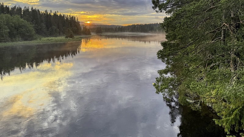 Solnedgang set fra broen ved Deset 250713 rena solned